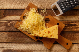 英語でcheesyってどういう意味？