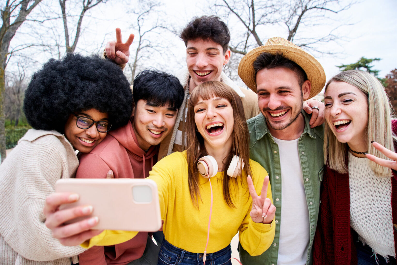 「私には男性の友人がたくさんいます。」を英語で？