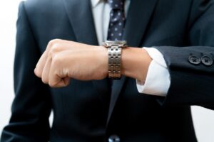 英語でいろいろな「遅れる」を表現できる？