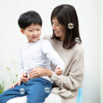 「ひざに座る」は英語で？