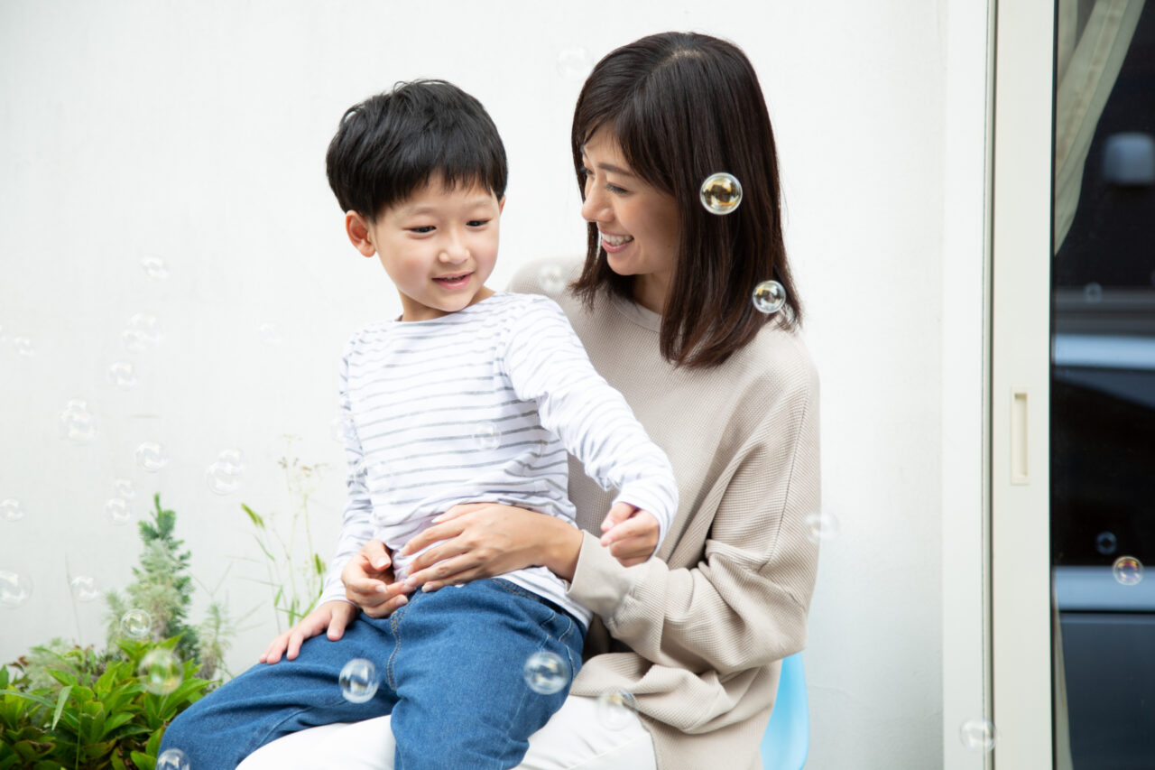 「ひざに座る」は英語で？