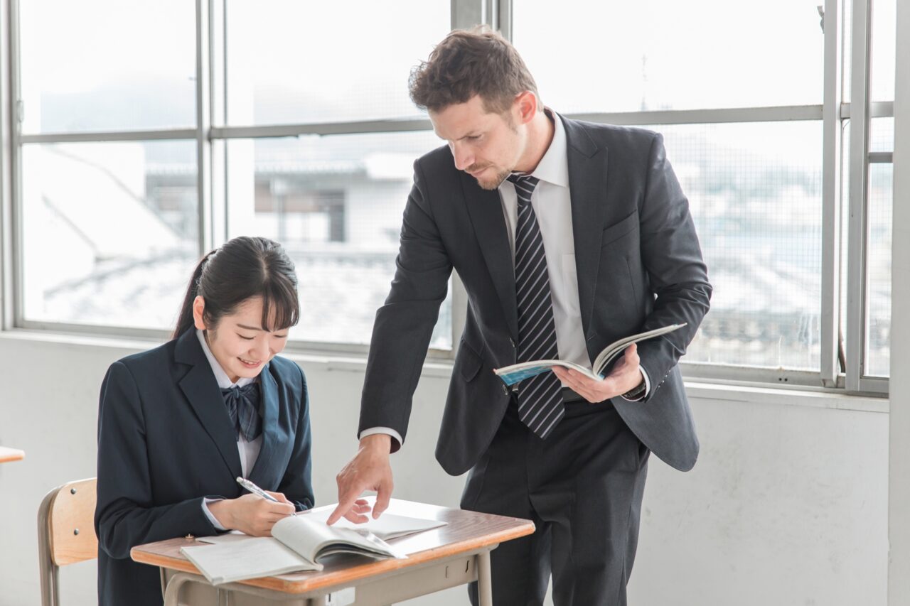 外国人講師と1対1で英語のやり取りを練習する日本人の生徒