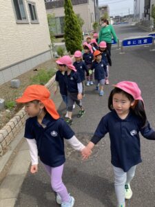 初めてのお散歩！！Kinder2,3